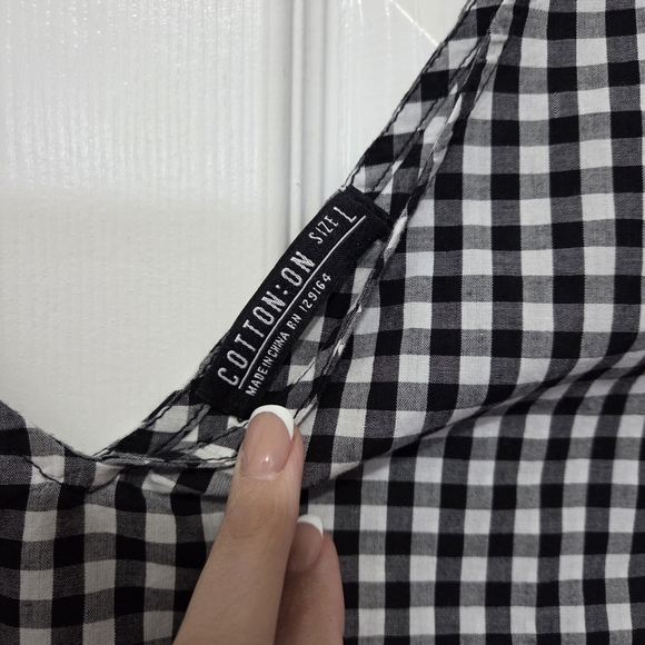 Cotton On Black & White V-neck Gingham Cropped Sleeveless Blouse Size Large - Picture 2 of 7